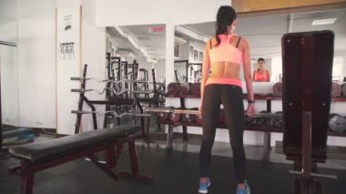 Halter salonunda ele geçirilmesi için kullanan kız. Arkana bakma. Yavaş yavaş