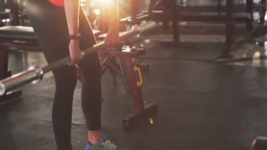 Halter egzersiz jimnastik salonu için kullanan kız. Yavaş yavaş