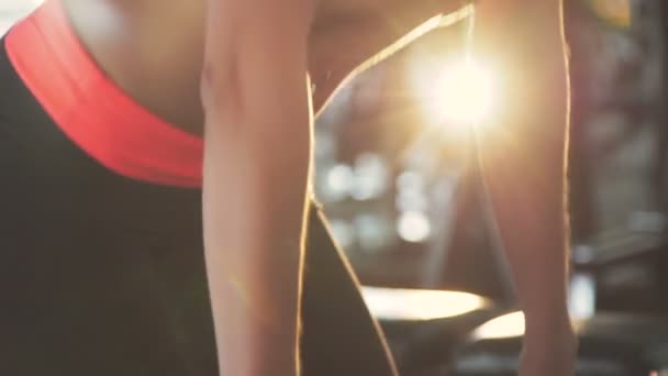 Крупним планом мода дівчина тренування з барбелом в спортзалі . — стокове відео