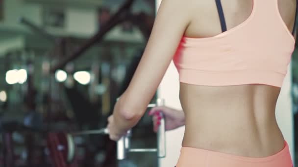 Mira de cerca el cuerpo de las chicas. Tríceps de entrenamiento en el gimnasio — Vídeos de Stock