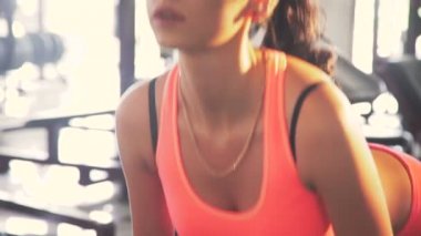 Modern bir spor salonu kulüp teraziler ile çalışma dışarı güzel seksi kız