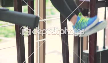 Güzel kız ile simulator salonunda basın için egzersizleri yapıyor