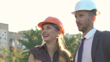 Mimar ve inşaat projesi tablet, kontrol foreman gülümseyerek. Yavaş yavaş