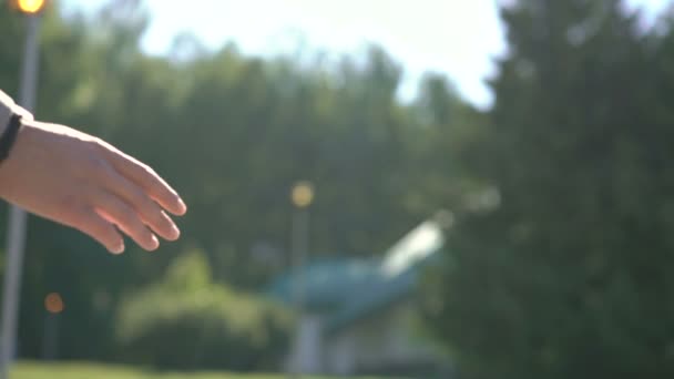 Close up van mannelijke handen schudden. 4k — Stockvideo
