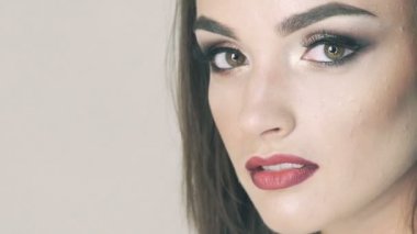 İyi kalıcı makyaj ile güzel kızın fotoğraf makinesinde ciddi göz kapatın. Yavaş yavaş