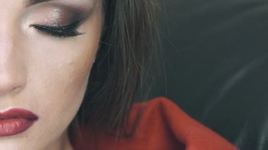 Güzel kadın yüz yakın çekim. Ağır çekim