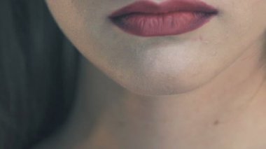 Makro closeup seksi bordo dudaklar. Ağır çekim