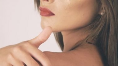 Güzel sağlıklı kadının kolundaki ciltle pürüzsüz temas. Ağır çekim