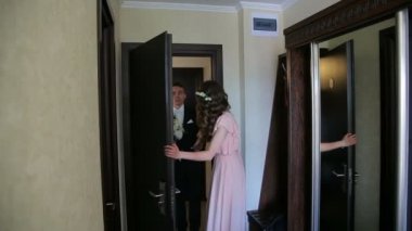 Gelinler arkadaş damat tanışır ve onu gelin için açar