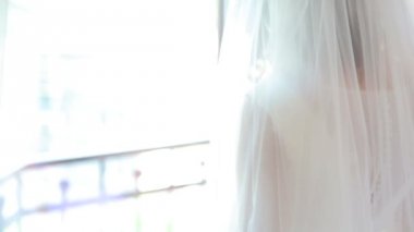 Güzel gelin bir kameraya poz