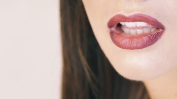 Close up van vrouw claret lippen. Langzaam — Stockvideo