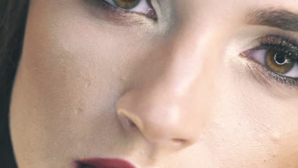 Närbild av flirta kvinna ansikte med make up. Långsamt — Stockvideo