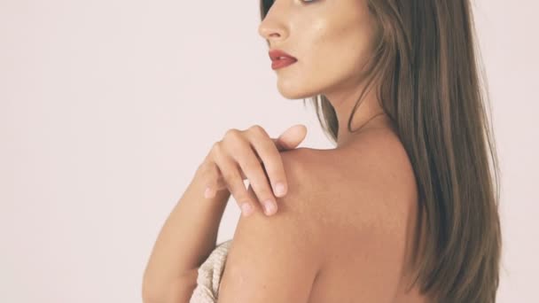 Όμορφη υγιή γυναίκα αγγίζει ομαλή δέρμα στον ώμο. Αργή κίνηση — Αρχείο Βίντεο