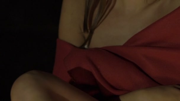 Bougies, jambes de filles, visage déliquescent dans l'obscurité. Mouvement lent 