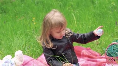 Paskalya yumurtaları boya ve sepet içine koyarak sevimli küçük kız