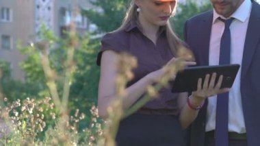 Mimar ve inşaat projesi tablet kontrol ustabaşı