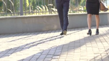 Genç iş ortakları sabah işe yarayacak. Yavaş yavaş