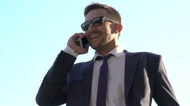 Adam siyah konuşan ve gökyüzü arka plan üzerinde sevindirici. Yavaş yavaş