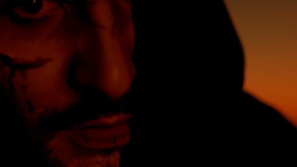 Tournage 4k d'un modèle d'Halloween horreur avec un sourire sanglant maléfique 