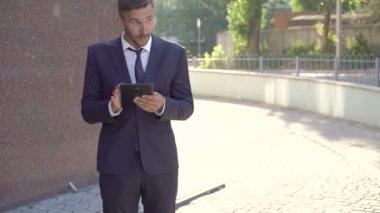 Duygusal işadamı kız çıkıyor tabletten dikkati dağılmış. 4k