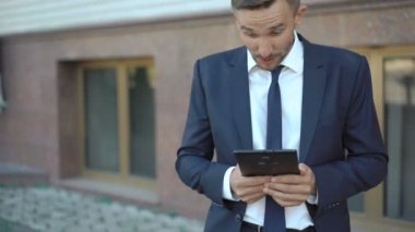 İşadamı açık tabletiyle çalışırken hiç eğlenceli vardır. 4k