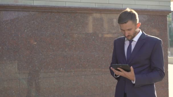 Homme d'affaires travaillant sur tablette extérieure. 4K — Video