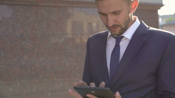 Бізнесмен використовує планшет на відкритому повітрі. 4-кілометровий — стокове відео