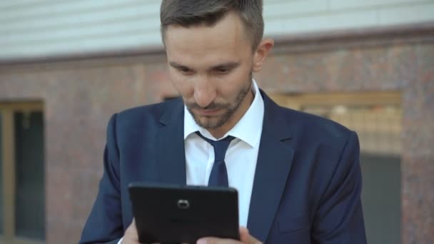 Wütender Geschäftsmann will Tablette verderben, hört aber auf. 4k — Stockvideo
