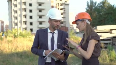Gergin mimar ve kontrol foreman tablete açık proje. 4k