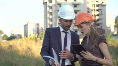 Master ve inşaat proje tablet üzerinde kontrol ve gülümseyen foreman. 4k
