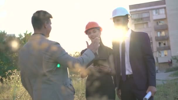 Деловая команда встречается со своим клиентом и пожимает ему руку при строительстве. 4K — стоковое видео