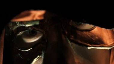 Geceleri korkutuyor ve kameraya bakarak vampir yanıyor