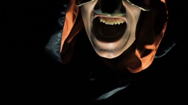 Portrait de vampire allumé visage effrayant la nuit — Video