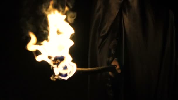 Persone in nero che guidano il rituale con il fuoco — Video Stock