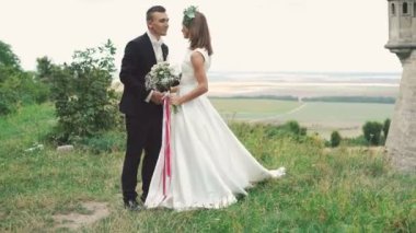 Düğün çifti çim castle yakınındaki kameraya poz. 4k