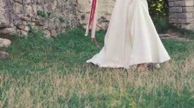 Çelenk wakling buket castle yakınındaki ile gelin. Yavaş yavaş