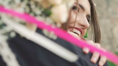 Gelin ve damat dans parkta. Yavaş yavaş