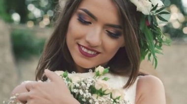 Mutlu gelin buketi kucaklayan ve bir kenara arıyorum. Yavaş yavaş