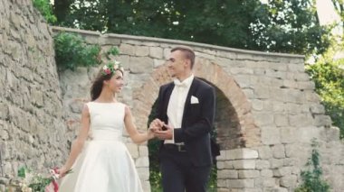 Evli çift birlikte yürüyen kale yakınında. Yavaş yavaş