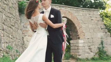 Gelin ve damat kucaklayan kale Parkı ayakta. Yavaş yavaş