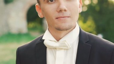 Damat kamerada arıyor takım elbiseli portresi. Yavaş yavaş
