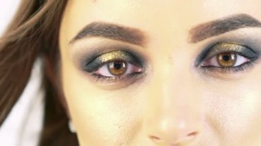 Güzellik kadını bej renkli arka plan üzerinde fotoğraf makinesinde gibi bakıyorsun. Yavaş yavaş