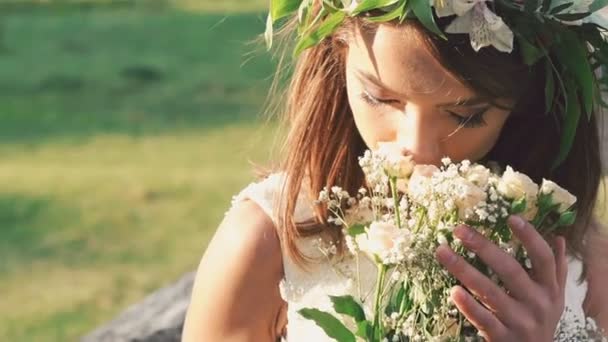 Primer plano de ramo de novia oliendo, sonriendo y mirando al sol. Despacio. — Vídeos de Stock