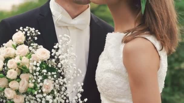 Joven pareja de novios bailando abrazando la naturaleza. Despacio. — Vídeos de Stock