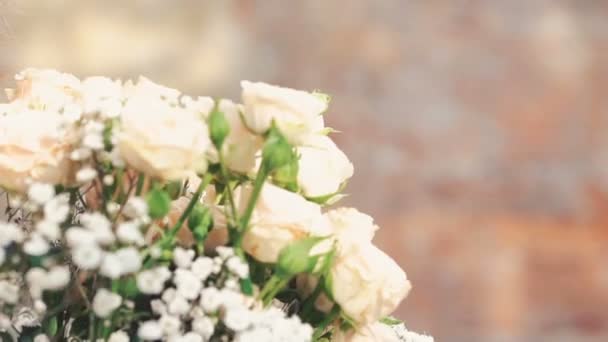 Bouquet de mariage entre les mains des mariés. Doucement. 