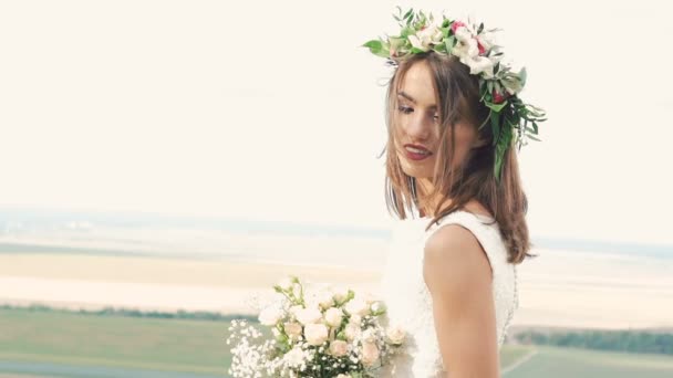 Jolie mariée debout dans les champs. Doucement. — Video