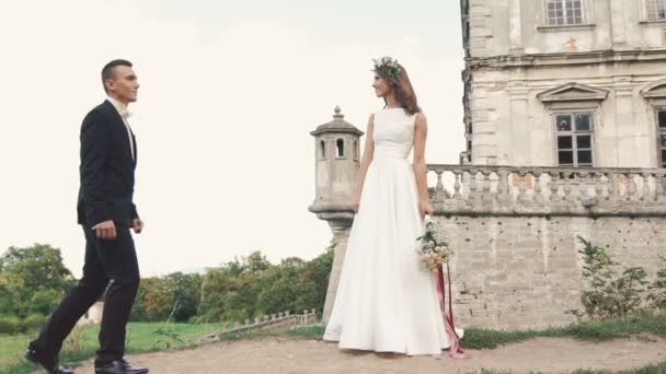 The groom coming to bride near the castle. Slowly — Stock Video