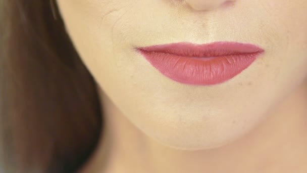 かわいいモデルの赤い唇のクローズ アップ。ゆっくりと — ストック動画
