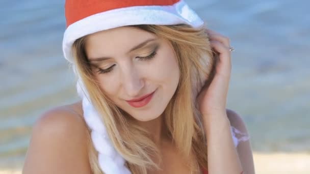 Santa şapka gülümseyen sevimli kız portresi. Yavaş yavaş — Stok video