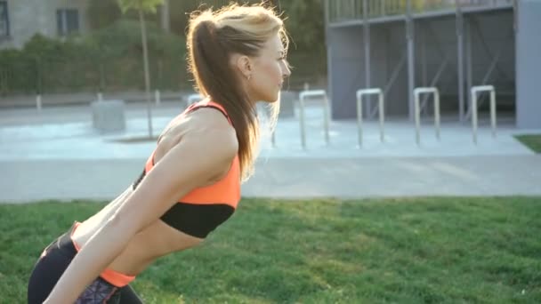 Young girl doing exercises with weights outdoor in 4K — Stock Video